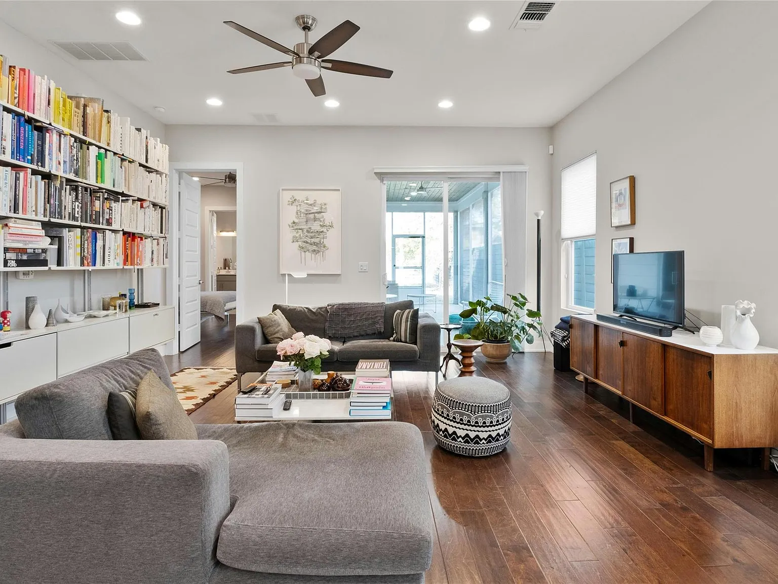 3 bed, 2.5 bath, 1958 sqft, $3,400 — Photo 1