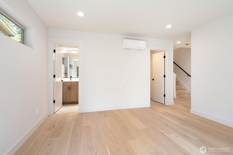 4th image of 18032 - C Sunnyside Avenue N