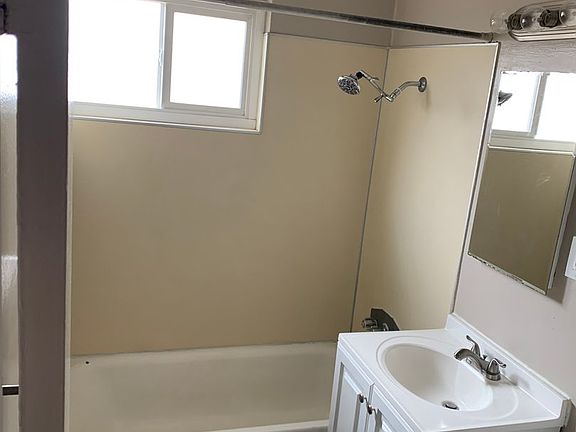 2nd image of 2311-2315 Laramie Ln #2315-4