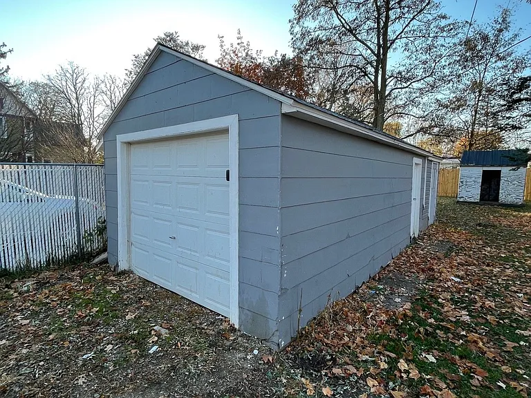 567 E School St — Photo 9