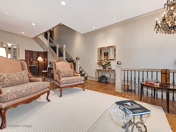 5th image of 1036 N Lasalle Street