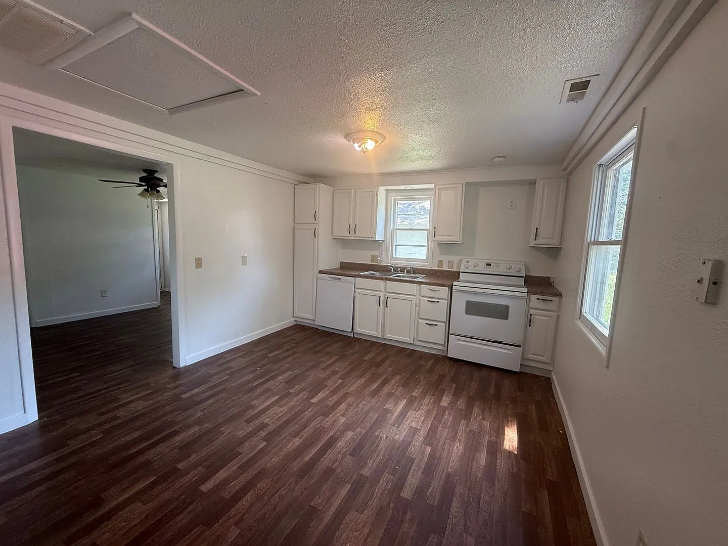 Cozy 2 Bedroom house for Rent Just minutes from Springfield Botanical Gardens — Photo 2