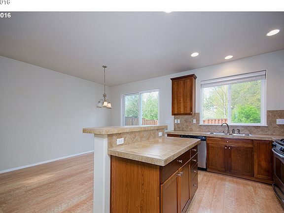 3rd image of 4631 SE Sandalwood St