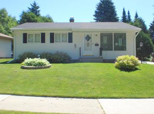 805 Forest Cir, Manitowoc, WI 54220
