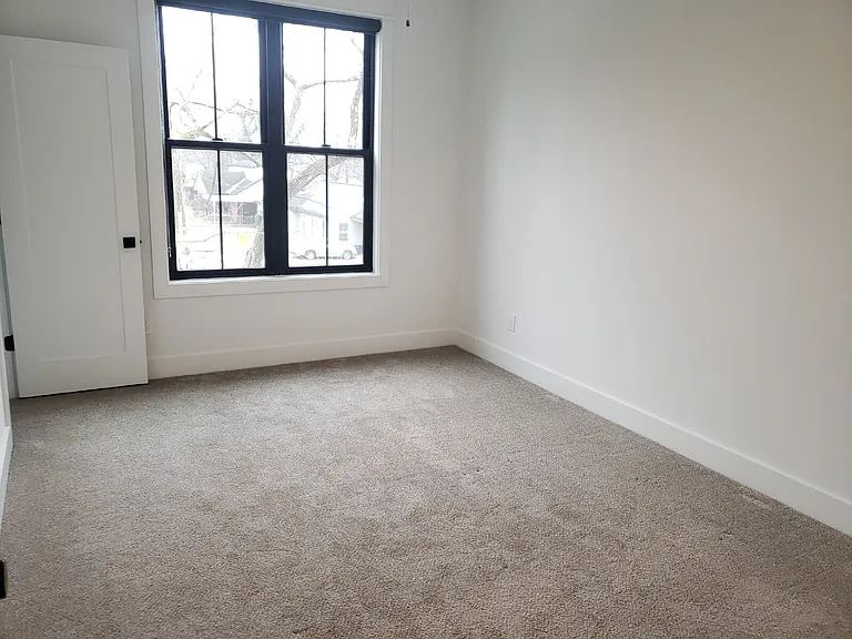 909 E State St — Photo 14