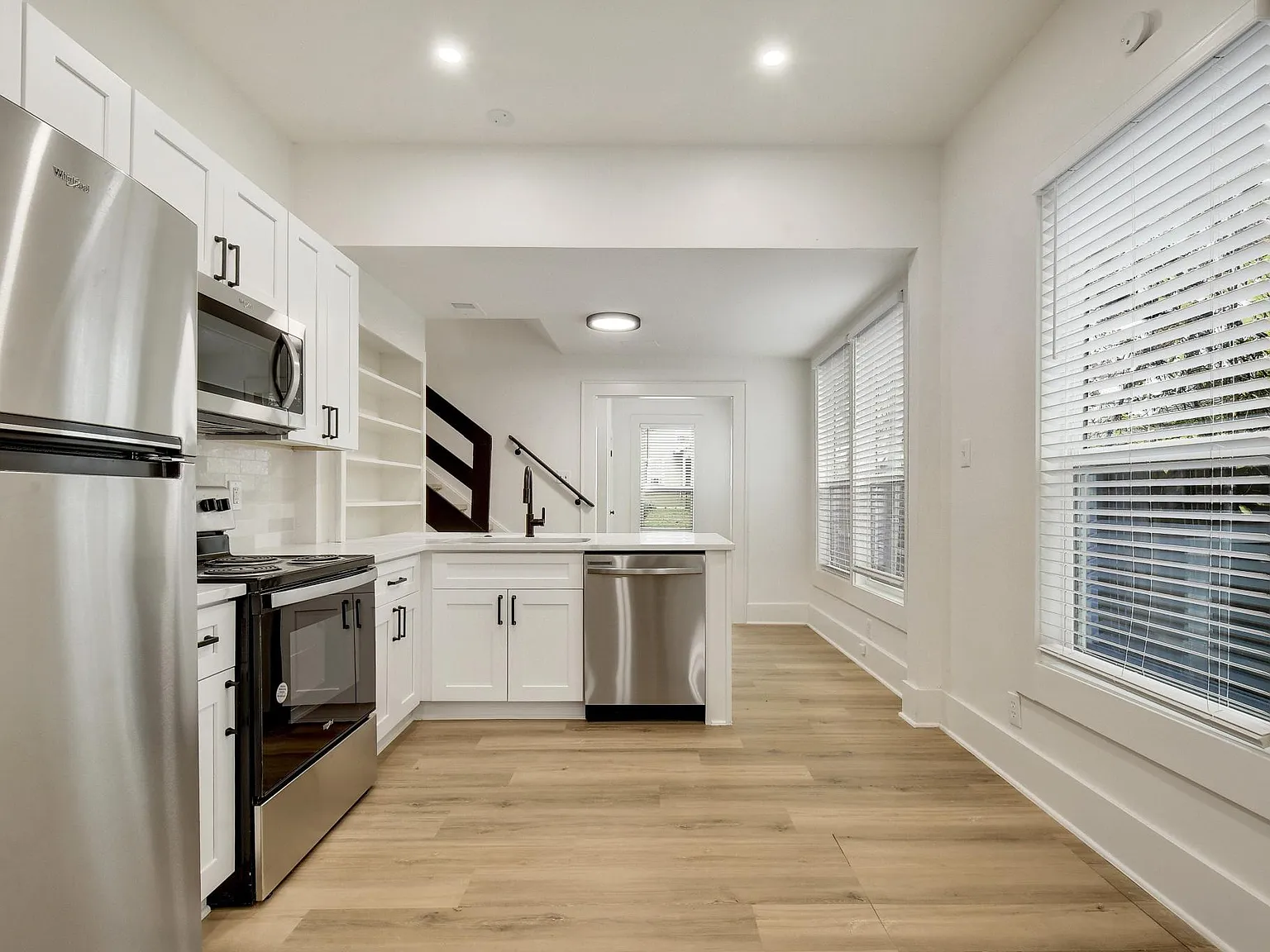 4 bed, 3278 sqft, $5,700 — Photo 3