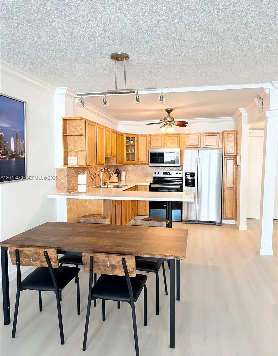 Sea Air Towers Condo — Photo 3