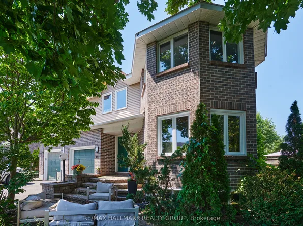 22 Terrace Dr, Ottawa, ON K2H 9N2