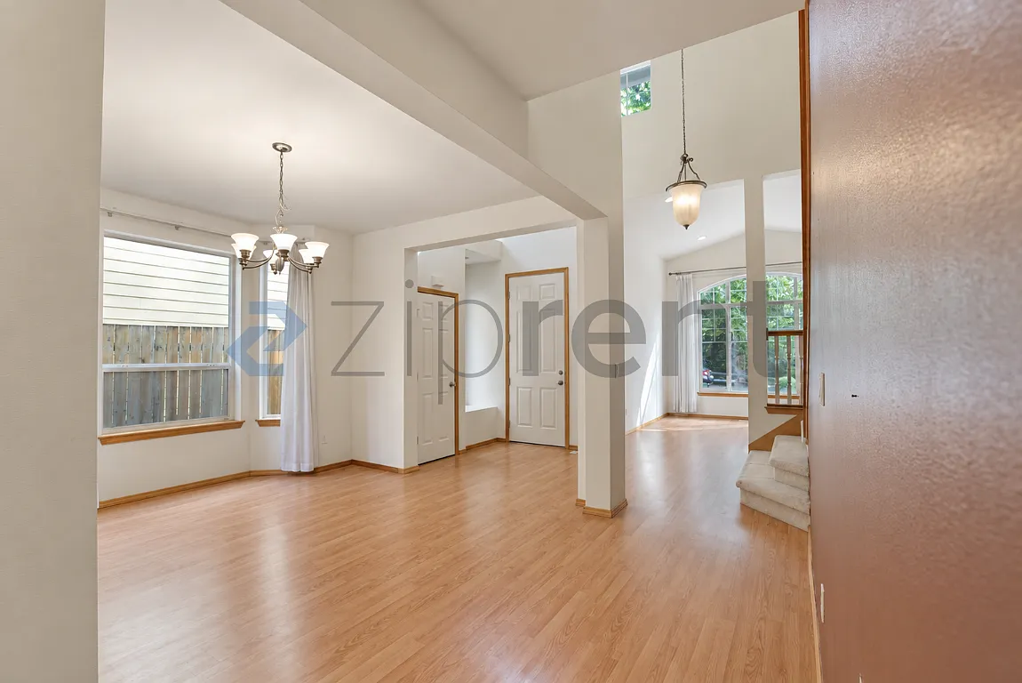 5 bed, 2.5 bath, 3130 sqft, $3,800 — Photo 3