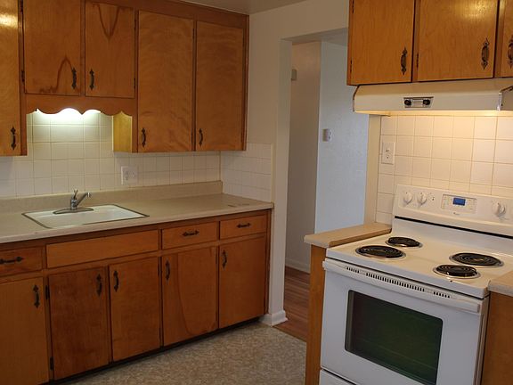 Another look at a portion of the kitchen