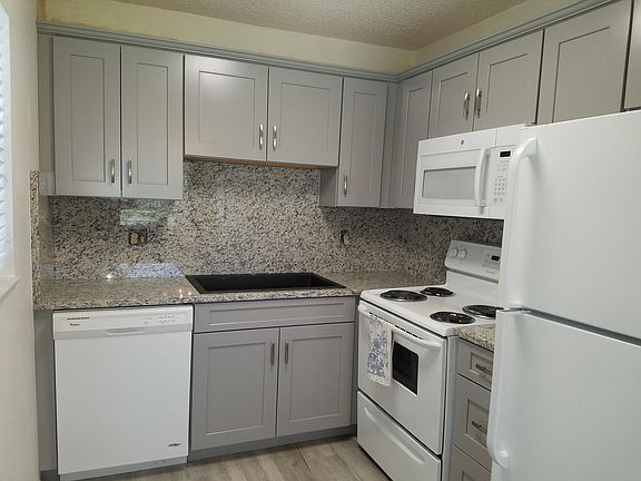 3rd image of 42 Woodland Dr APT 203