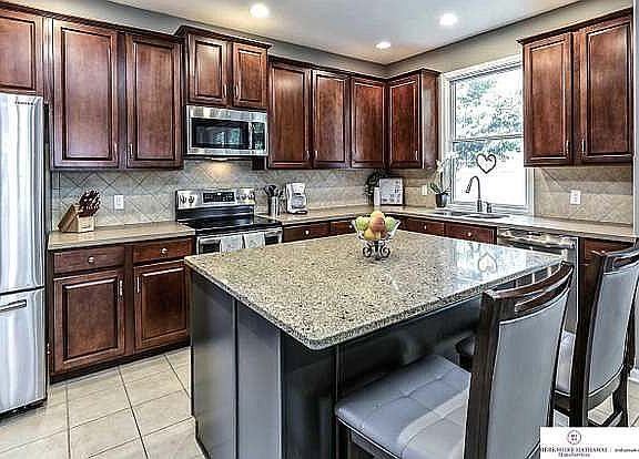 3rd image of 912 S 188th Ct