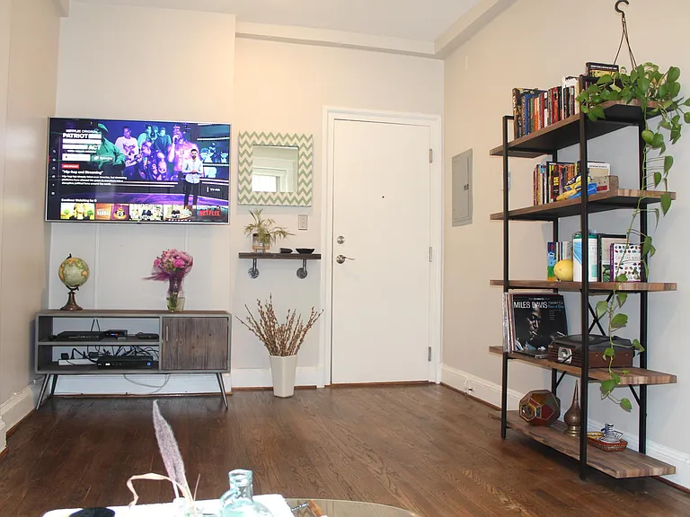 2010 Kalorama Rd NW #303 — Photo 2