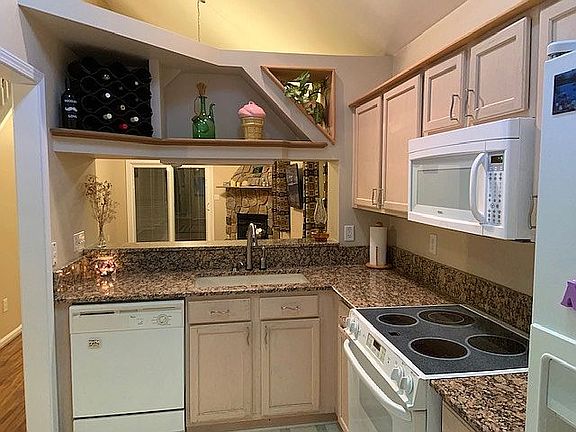 kitchen looking to living rm
