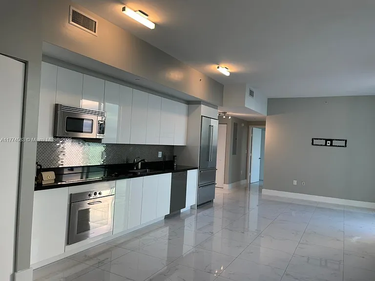 92 SW 3rd St #5206 — Photo 9