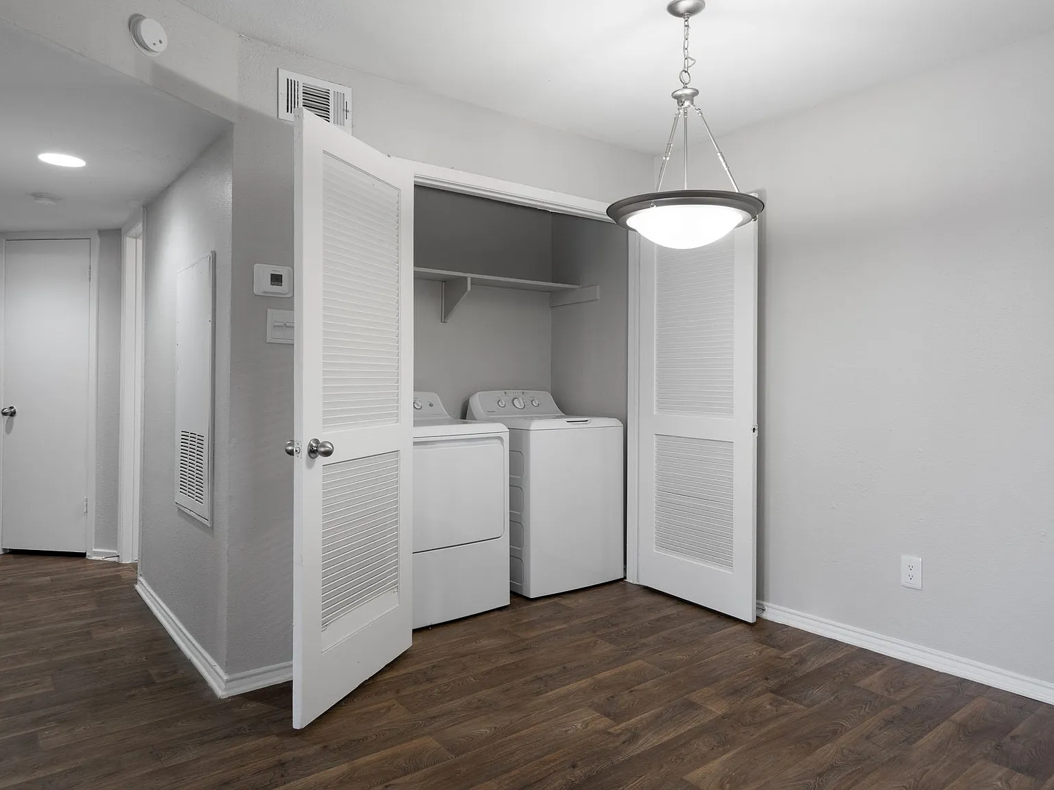 502 North - Move in Today! — Photo 3