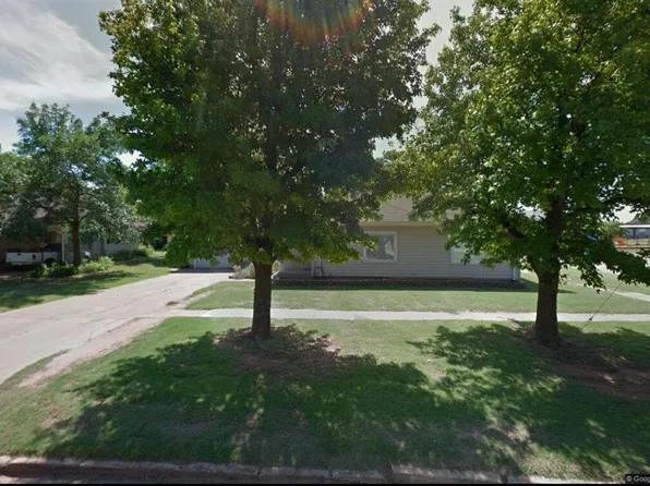 222 N 6th St, Okeene, OK 73763