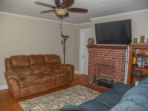5th image of 213 Marshall Cir