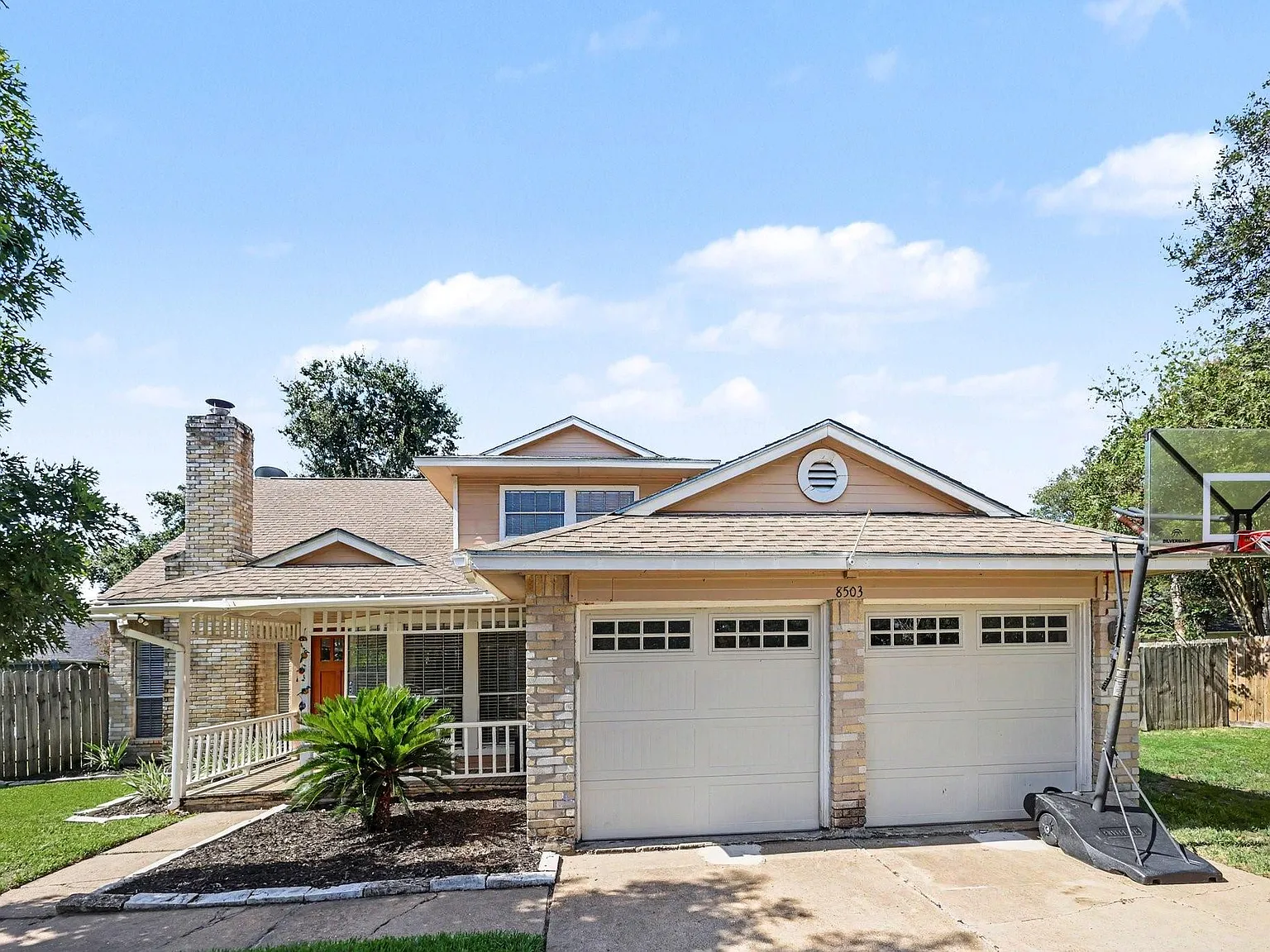 3 bed, 2.5 bath, 2014 sqft, $2,100 — Photo 1