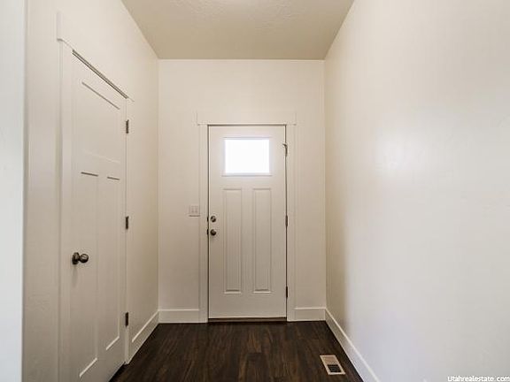 3rd image of 952 N White Horse Dr #201