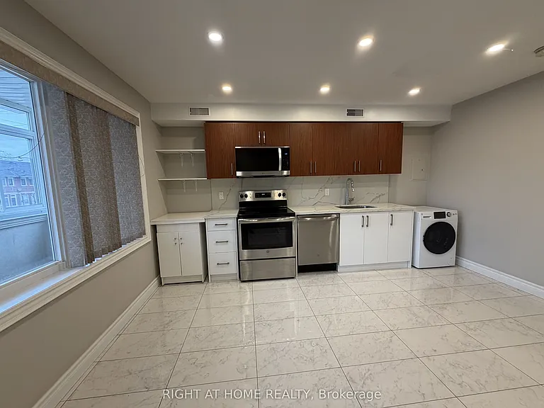 1543 Dupont St #1 — Photo 2