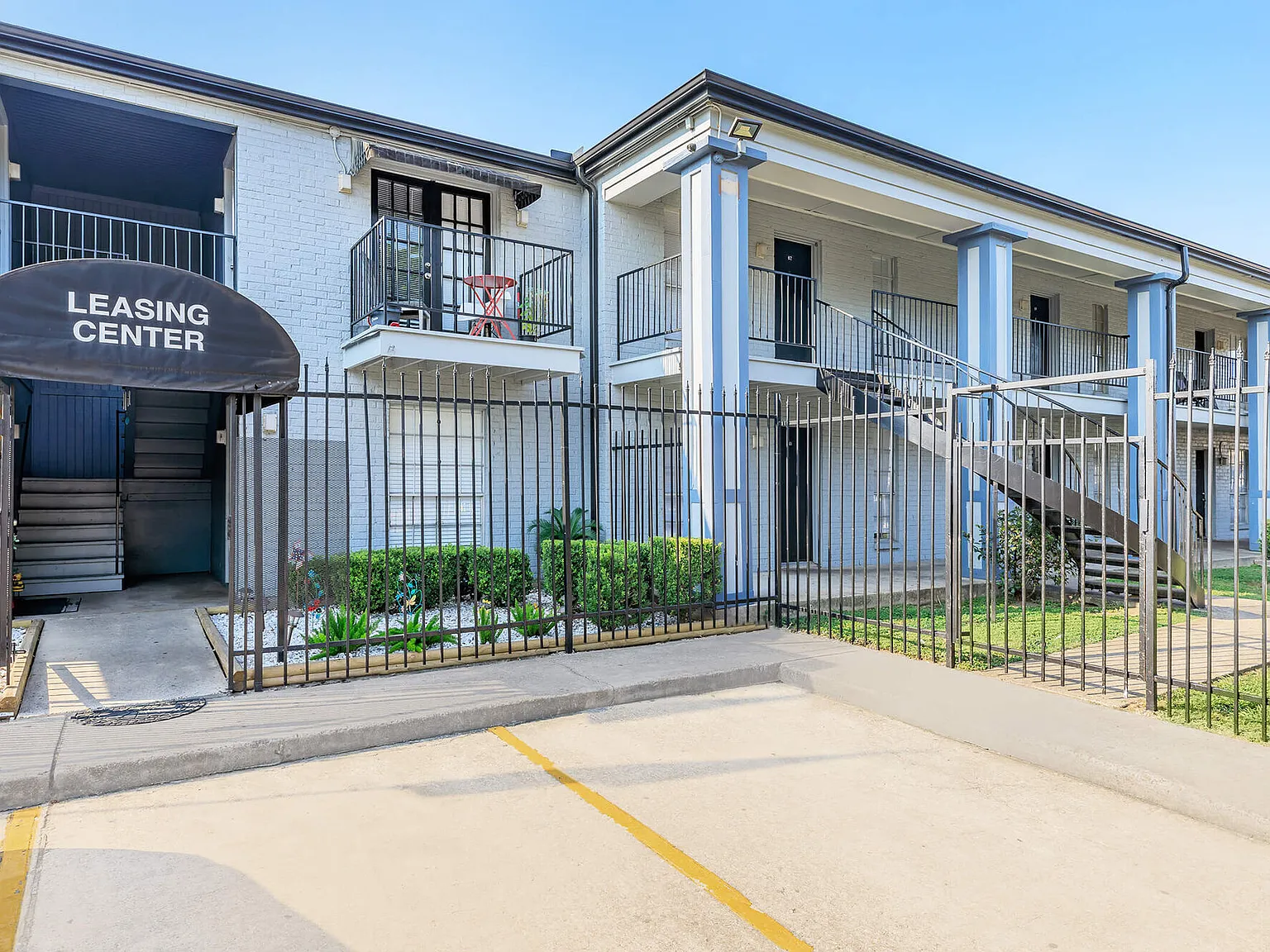 Colonial Woods Apts — Photo 3