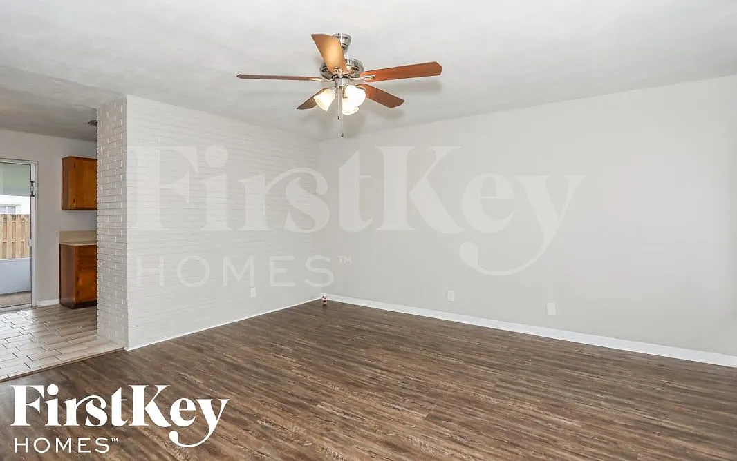 3 bed, 2.0 bath, 1189 sqft, $2,930 — Photo 3