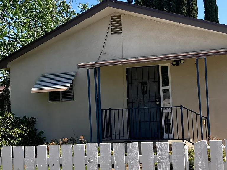 1376 Chrysolite Ave — Photo 2