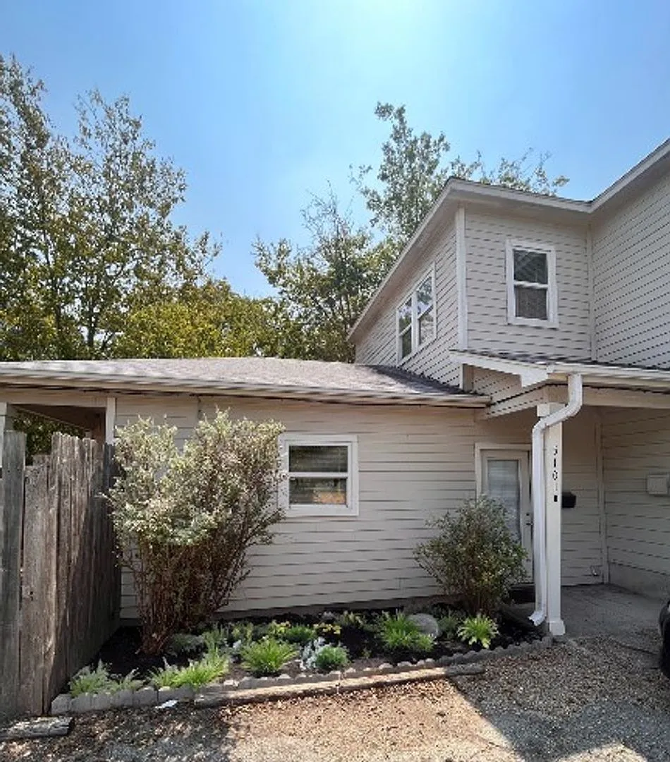 4bed/2bath Duplex on 51st/Guadalupe - Fenced Yard — Photo 1