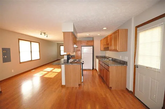 2204 E Riverside Dr photo 1
