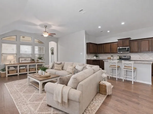 466 Rockaway Dr, Midlothian, TX 76065