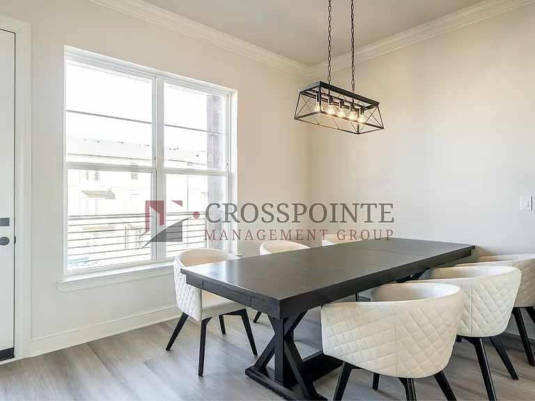 554 W Erwin — Photo 12