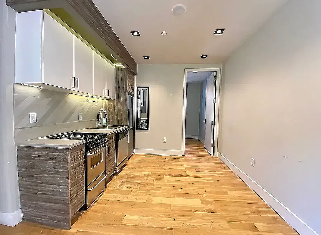 4 N Henry St — Photo 2