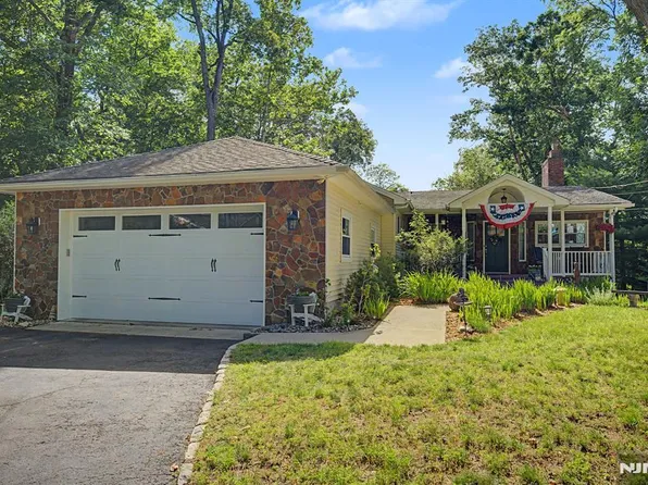 29 Minnehaha Blvd, Oakland, NJ 07436