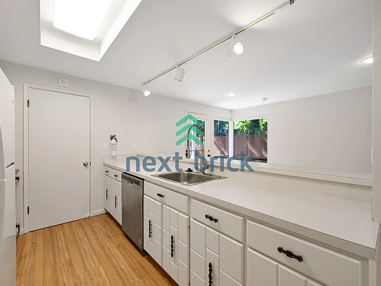 100 108th Ave SE #BELLEVUE 100 — Photo 7