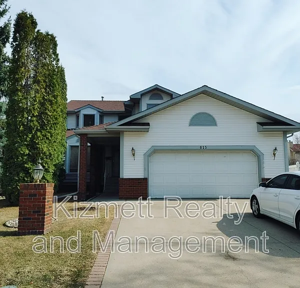 615 Forest Ln NW — Photo 2
