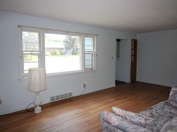 3rd image of 15 Stever Dr