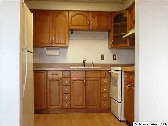 3rd image of 8 Hillside Court #C8