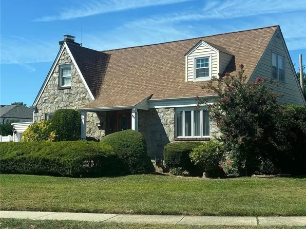 27 Walsh Lane, Westbury, NY 11590