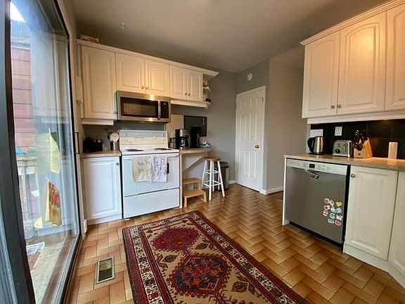 5th image of 403 Davisville Ave