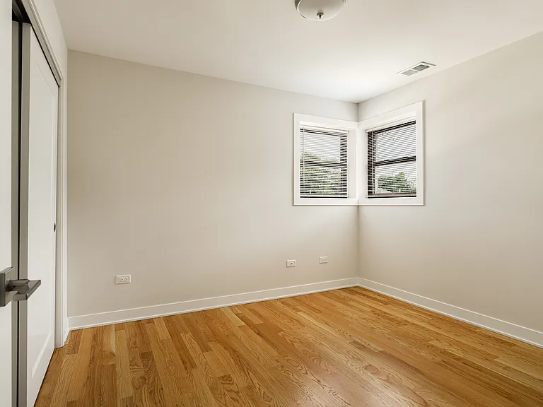 5053 N Troy St #1 — Photo 4
