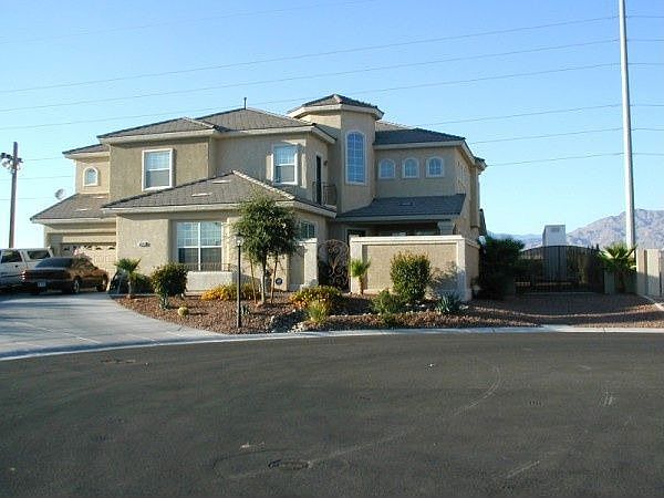 large cul-de-sac lot with RV parking behind gate