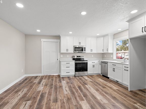 5th image of 747 W Juniper Ave