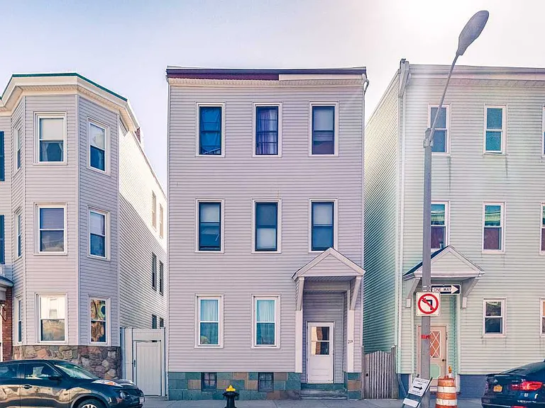 Maverick St — Photo 10