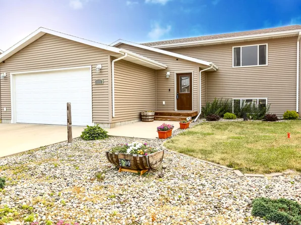 1316 Warren Dr, Aberdeen, SD 57401