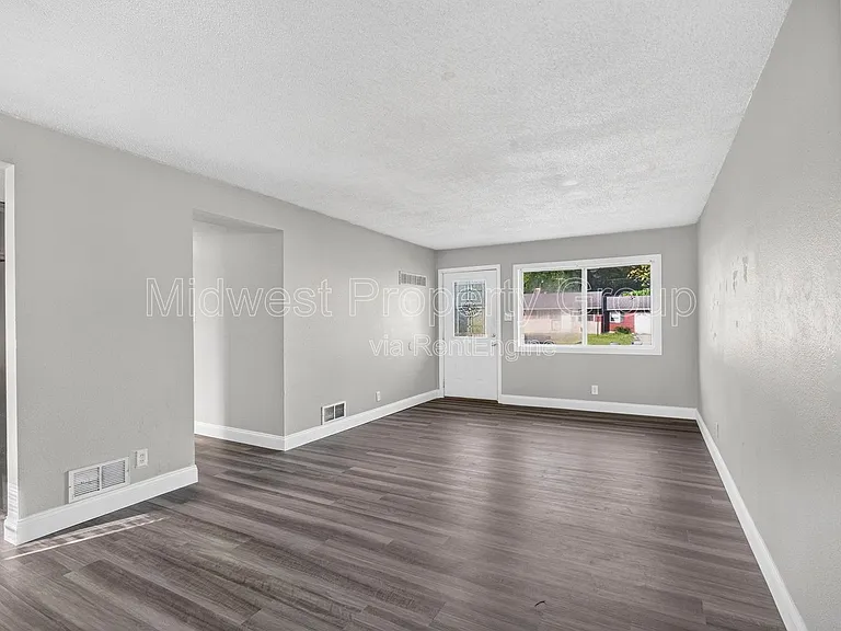 273 Roderick Dr — Photo 6