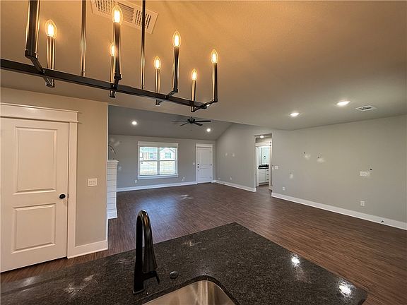 5th image of 27 N Banner Ave