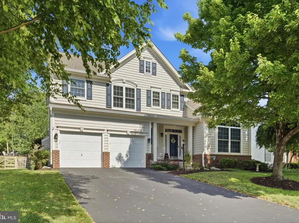 9242 Rainbow Falls Dr, Bristow, VA 20136