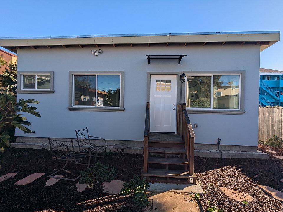 Cozy 2 bedroom house tucked away from the street