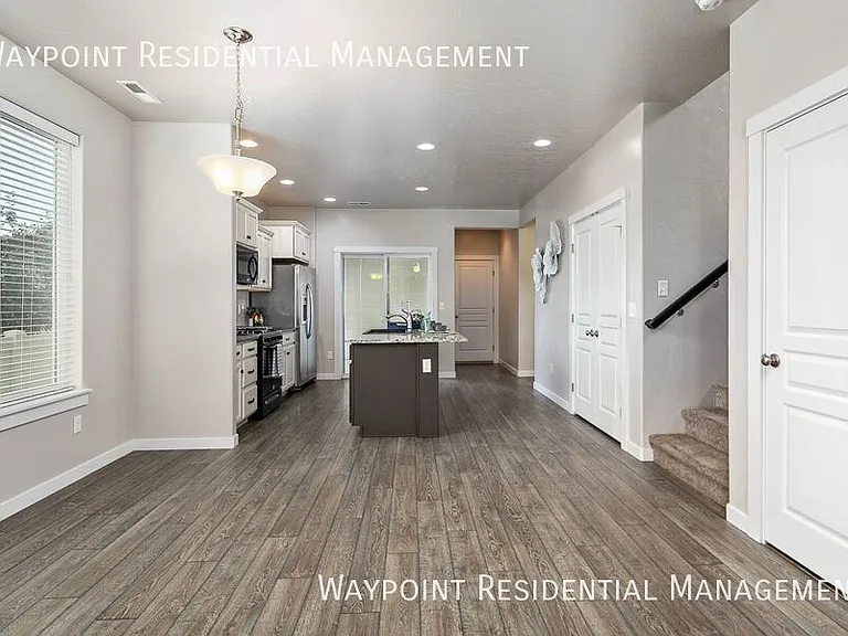 1142 W Parkstone St — Photo 8